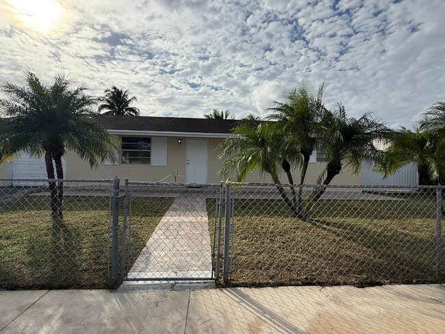 Building Photo - Southwest 133rd Place, Homestead, FL 33032 - 4 BR 3 BA single-family home