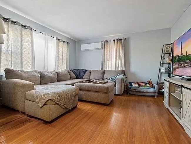 Building Photo - 289 Milton St Unit 1