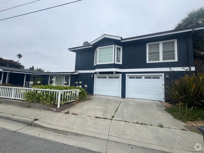 Building Photo - Beautiful 3 bedroom West Side Home!