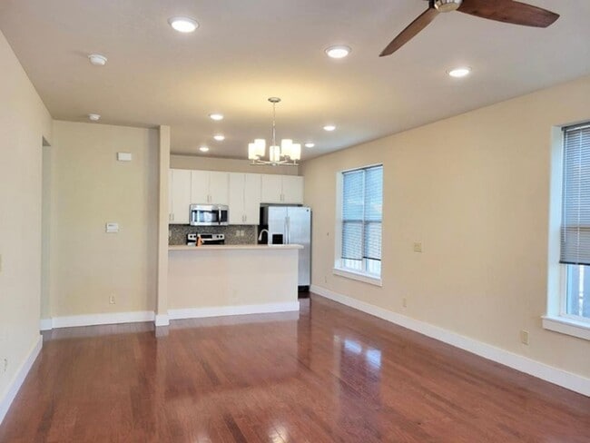 Building Photo - 525 E Kiowa St Unit 201