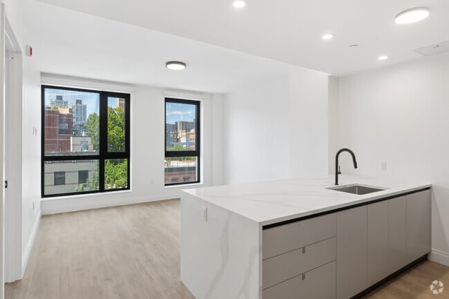 1BR, 1BA - 676SF - Living Room