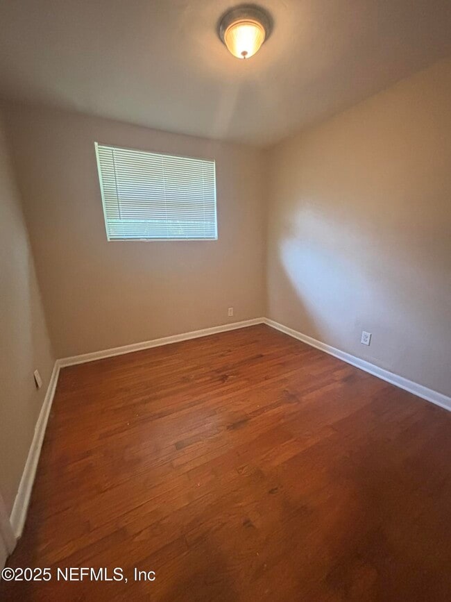 Photo - 2128 Lambert St