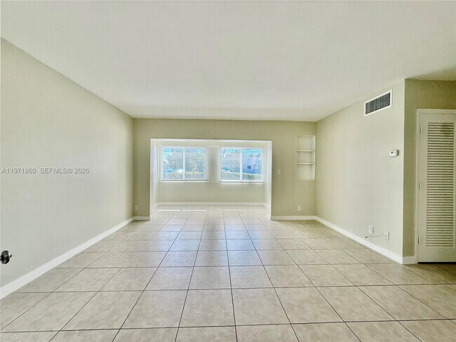 Photo - 900 NE 18th Ave
