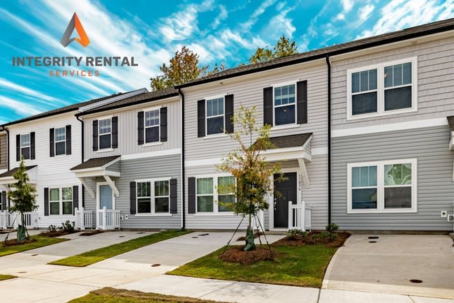 Building Photo - BEAUTIFUL 3BD/2.5BTH Townhome - MALLARD CREEK - AVAILABLE MAY/JUNE 2026