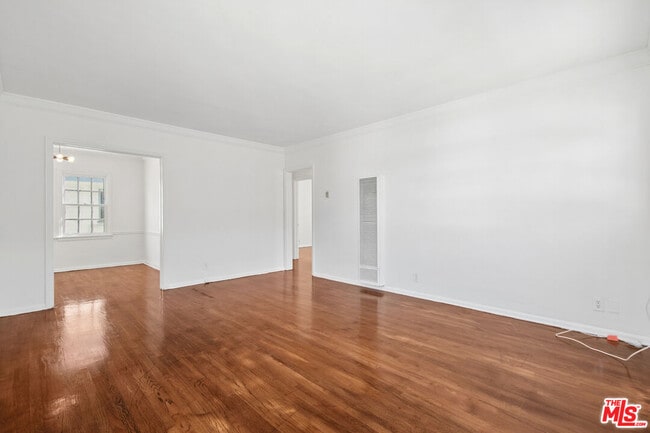 Photo - 1047 S Holt Ave Unidad 1/2