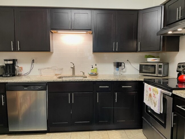 Building Photo - 4000 Gypsy Ln Unit 221