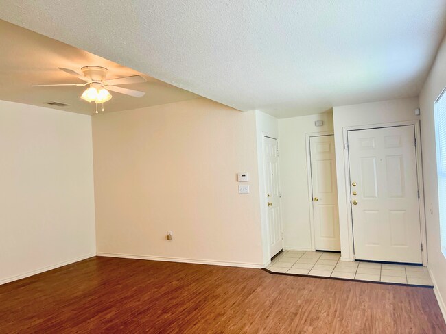 Photo - Kamary Lane-15415-15417 Unidad 15415
