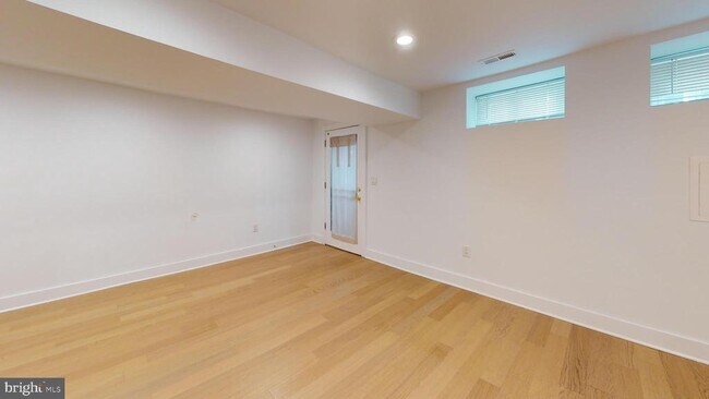 Photo - 472 Ridge St NW