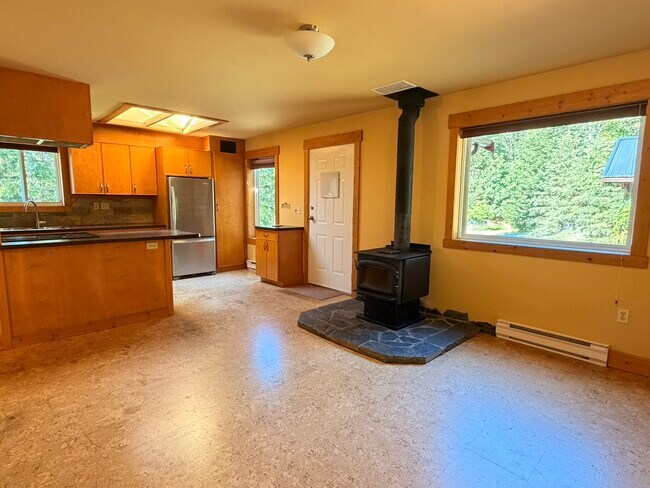 Photo - 1560 Bellevue Rd