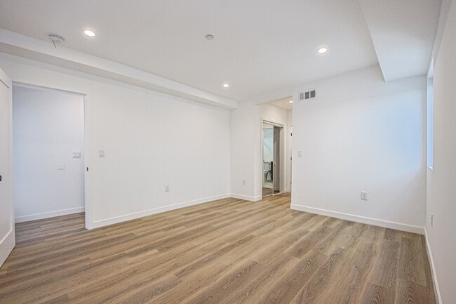 Photo - 5235 Satsuma Ave
