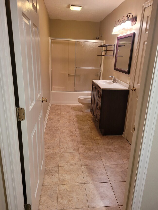 Apt B - Shoreline Apartments