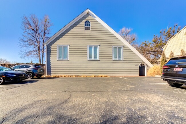 Building Photo - 2 Bed 2.5 Bath Right off Cherry Street!!