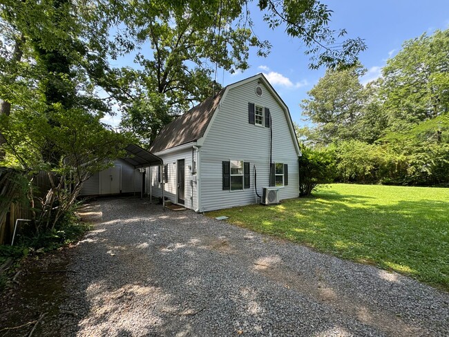 1/1 Garage Apartment in Old Summerville Pa... - 1/1 Garage Apartment in Old Summerville Pa...