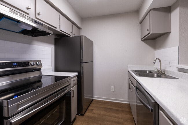 2BR, 1BA - 816SF - Kitchen