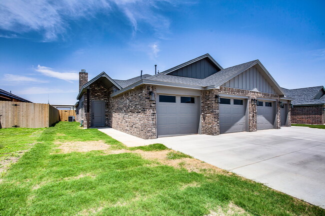 Building Photo - 1/2 off First Months Rent! Wonderful Townh... Unit A Rental