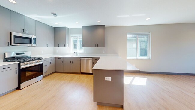 Building Photo - 1215 SE 8th St Unit #3