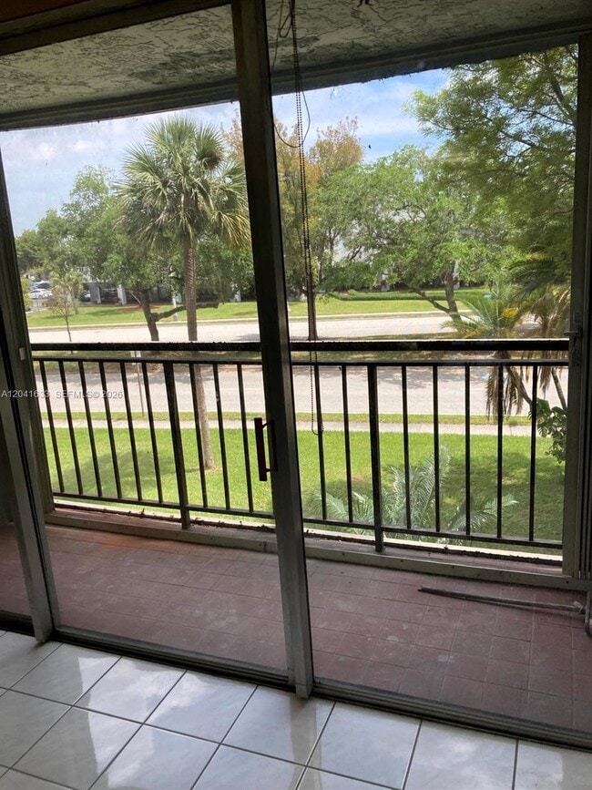 Building Photo - 210 Fontainebleau Blvd Unit 306