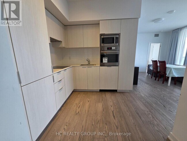 Photo - 11 Wellesley St W Unité 5705