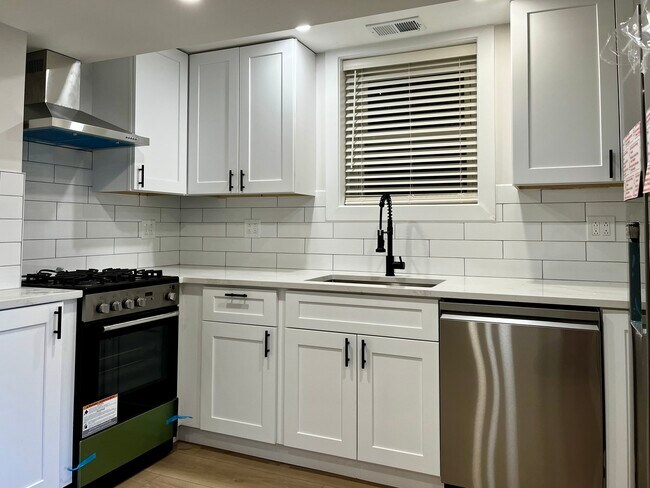 Photo - 1443 W Oakdale Ave Unidad 1