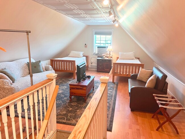 Photo - 934 Bagdad Rd Unidad Loft2