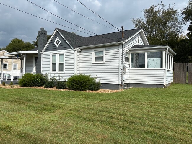 Photo - 2459 Bradley St