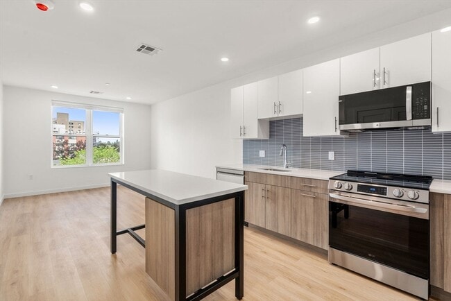 Building Photo - 40 Centre St Unit 506