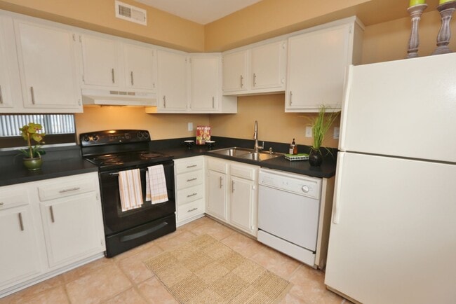 Photo - Amazing 2 Bedroom Townhome in Washington Square! Available 03-06-26! All Appliances Convey!