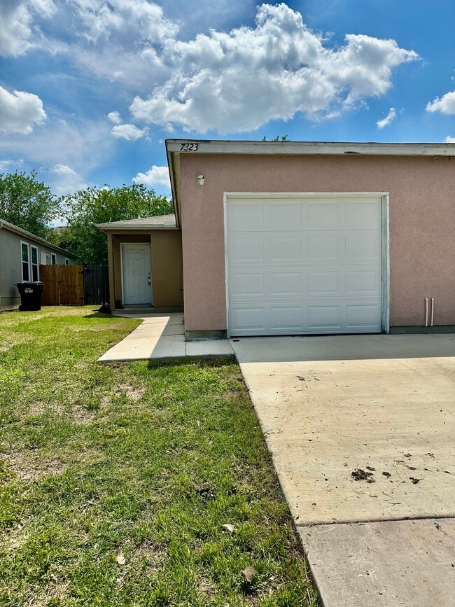 Building Photo - 7323 Golf Vista Blvd