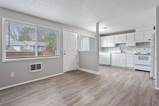 Great 2 bed 1 bath Ready Now! pets OK!! - Great 2 bed 1 bath Ready Now! pets OK!! House