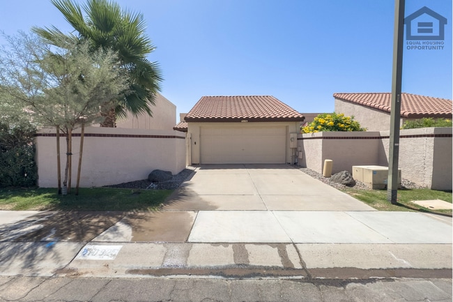 Building Photo - 2Bed/2Bath Townhouse in North Scottsdale! Ready for Immediate Move-In! -- 2 CAR GARAGE!