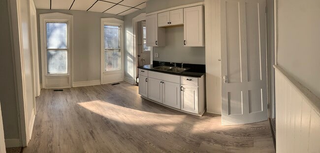 Building Photo - 131 Caledonia St Unit 1