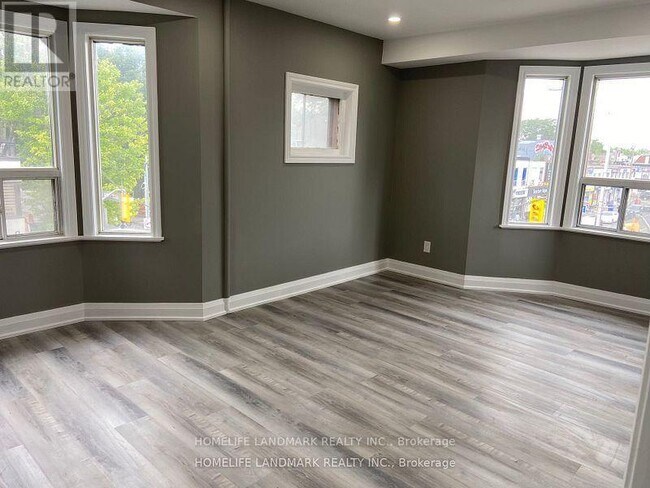 Photo - 610 Bloor St W