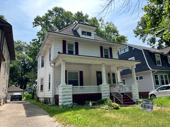 Building Photo - 828 S Park Ave