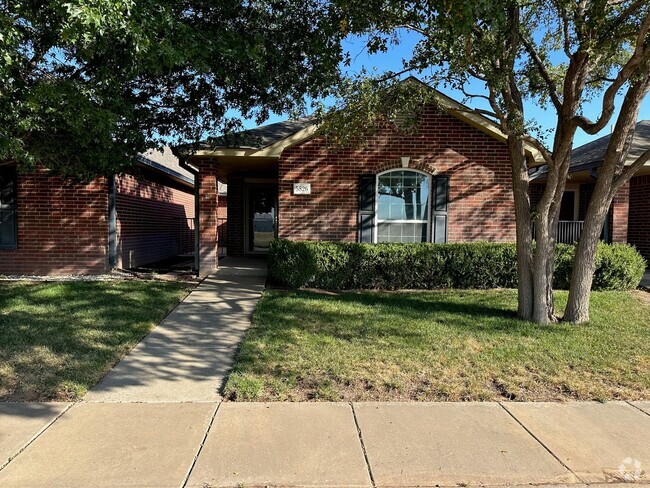 Building Photo - Spacious 2/2/2 townhome