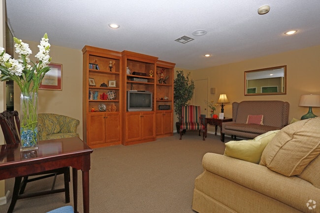 Common Area - Inverness Club Senior Apartments