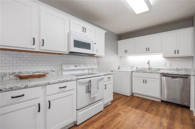 Photo - 552 Tamworth Ct