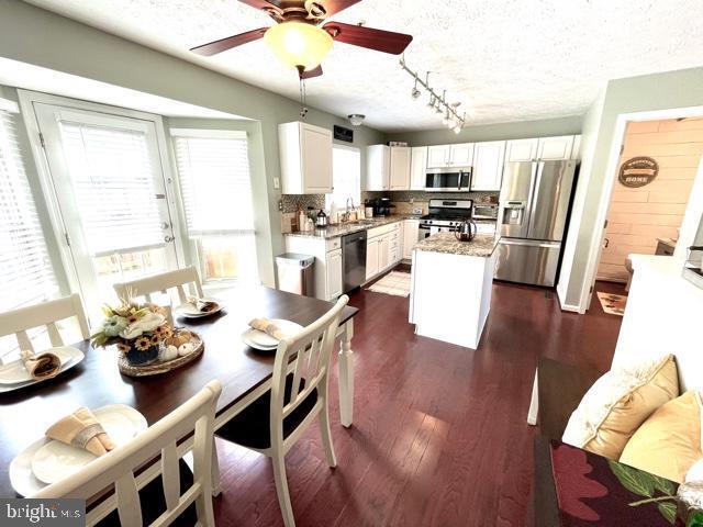 Photo - 111 Foxchase Dr