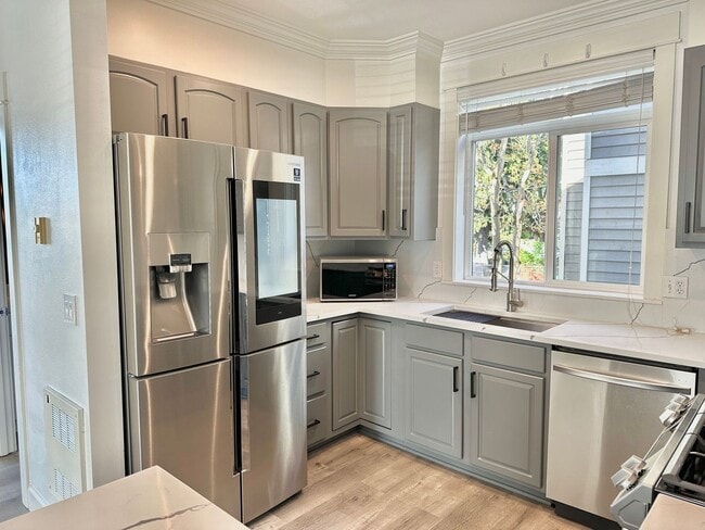 Photo - Modern 3 bedroom, 2.5 bathroom Townhome in Mapleleaf!