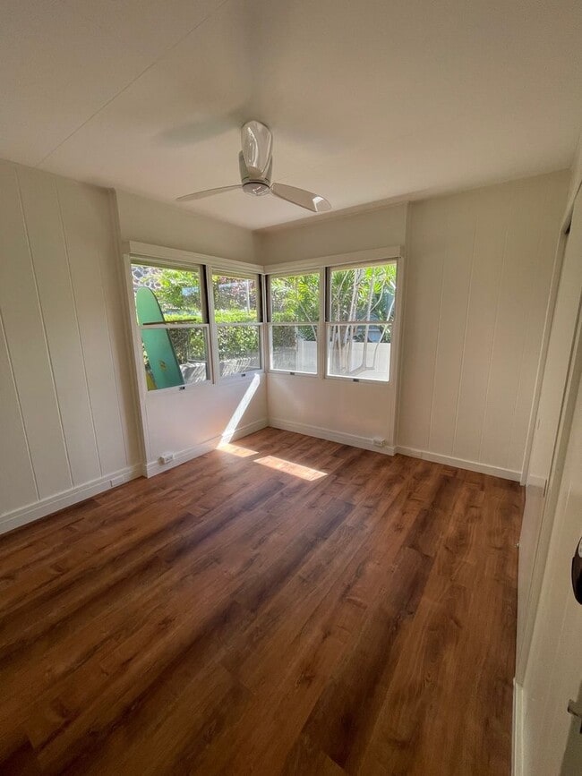 Building Photo - Spacious 2 bedrooms, 1 bath with parking Rental