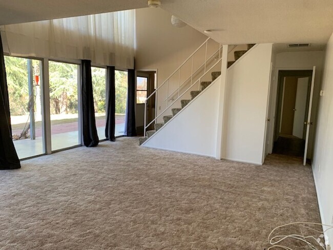 Building Photo - Spacious Duplex in South Redlands with Poo... Rental