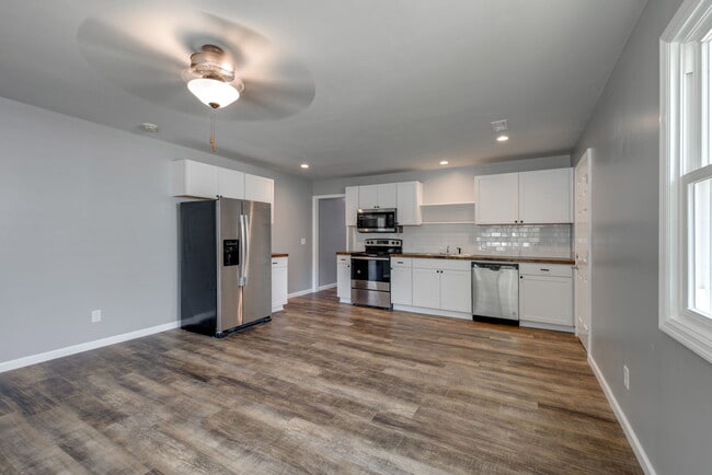 Living/Kitchen area - 2611 Andrews St Unidad 101