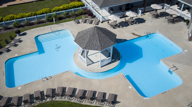 Outdoor Pool - The Keys at 17th Street Apartments