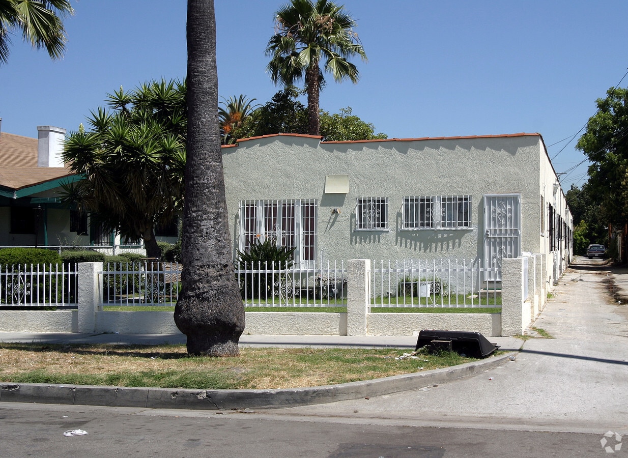 Photo - 1551 W 51st St Apartments