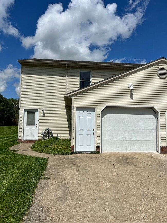 Building Photo - Three bedroom duplex