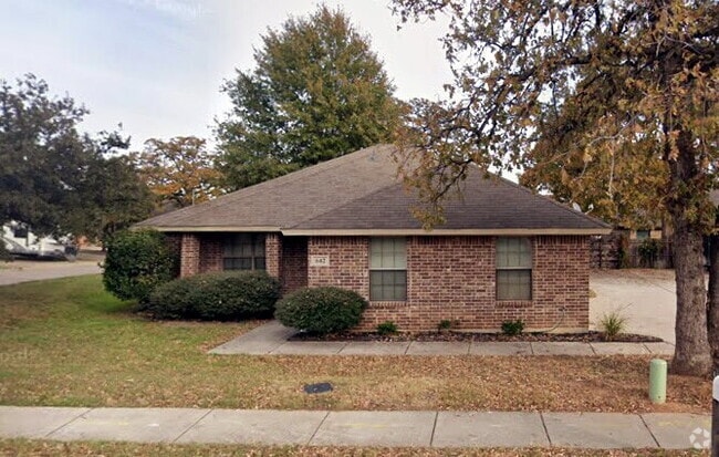 Building Photo - "Great 3-Bed, 2-Bath Home – 1,400 Sq Ft of...
