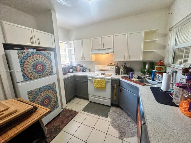 Photo - 972 SW 6th Ave