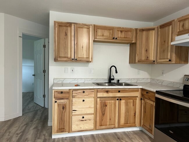 Building Photo - Duben Unit 4