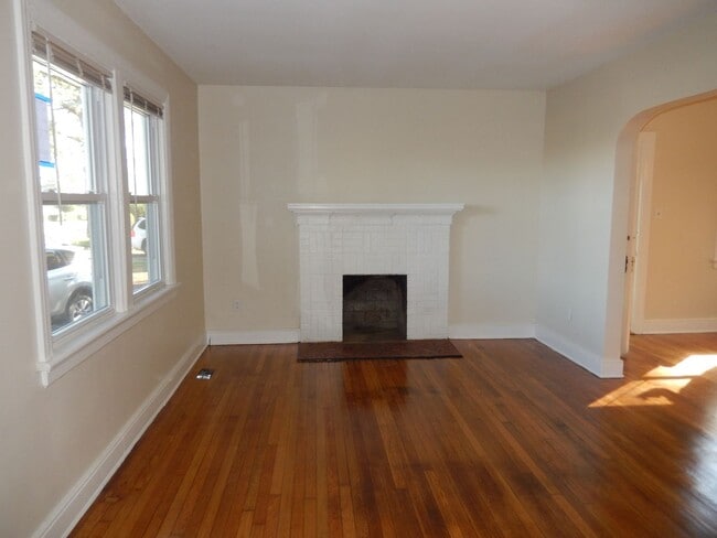 Photo - Large Colonial