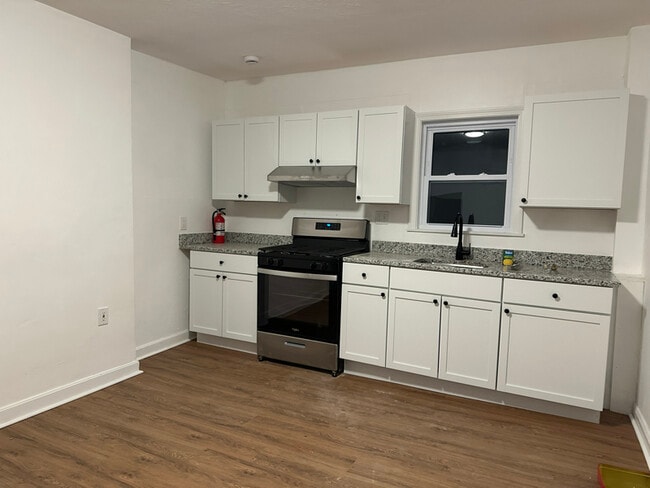 Building Photo - 15 Barrett St