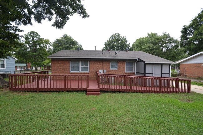 Photo - Ranch 3 bed 2bath Garage Fenced back yard ...